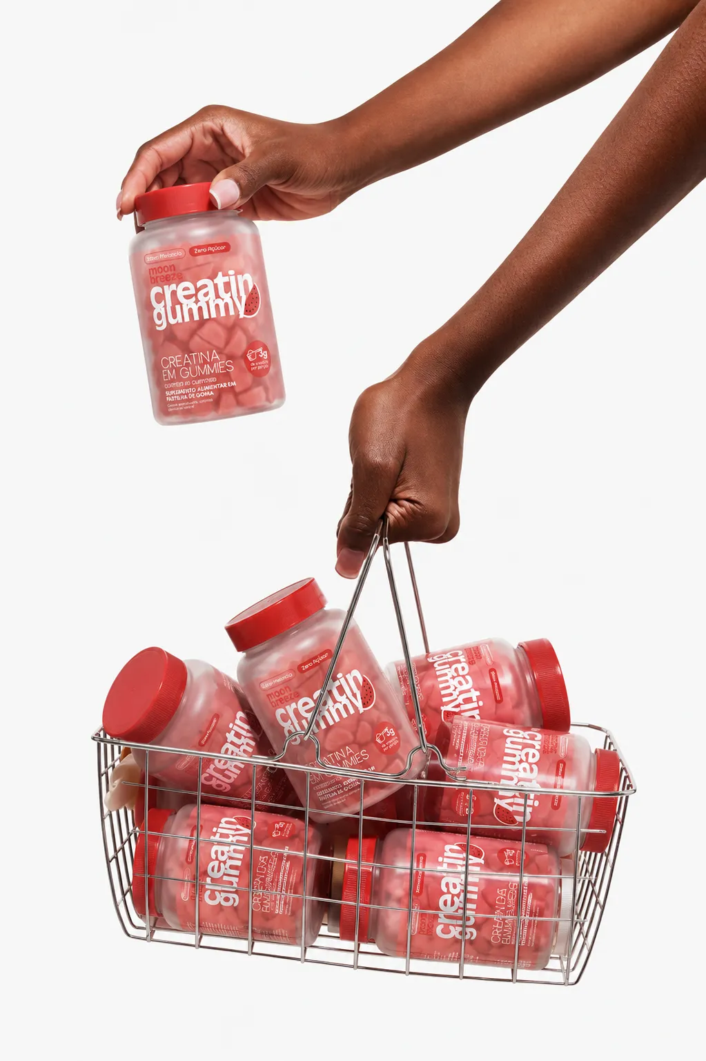Mão segurando cesto de compras cheio de Creatin Gummy